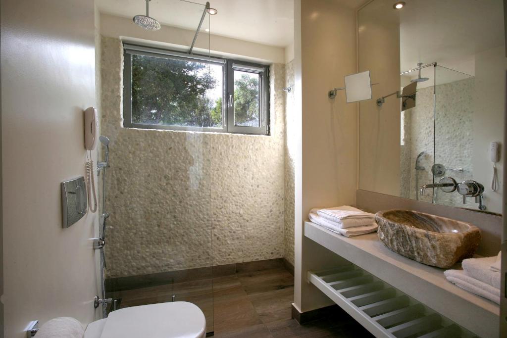 Rodostamo Hotel en Spa - badkamer met stenen wastafel