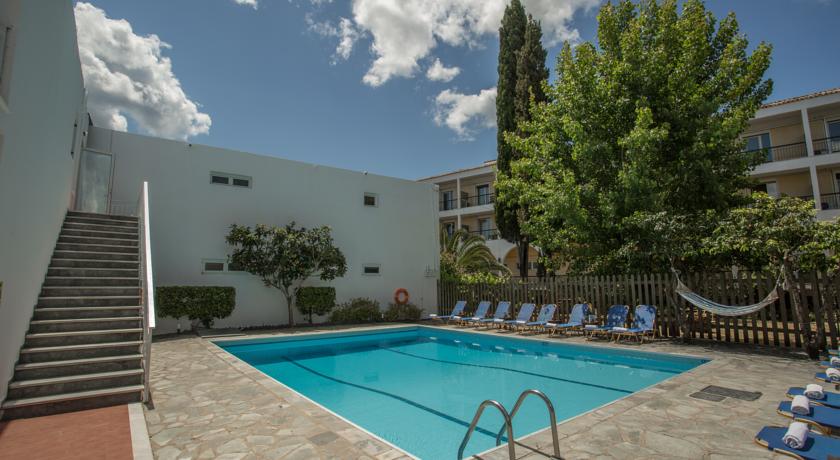 Buitenzwembad van Hotel Popi Star op Corfu