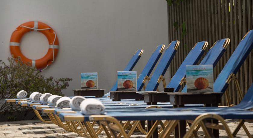 Ligbedden bij het zwembad van Hotel Popi Star op Corfu