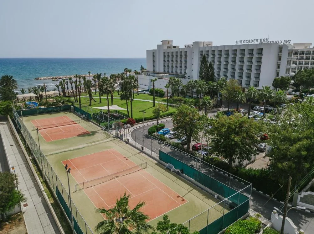 Hotel Golden Bay Beach tennisbaan 