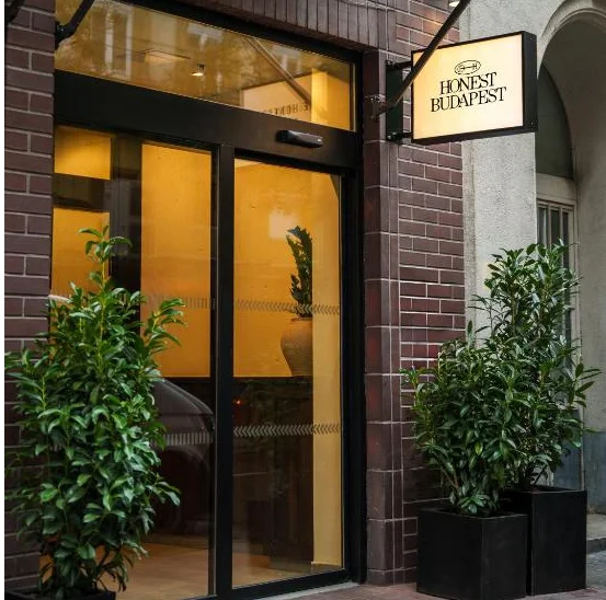 Ingang van Honest Budapest by Chic & Basic