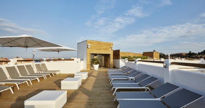 Terras met ligbedden van Hotel Delamar in Lloret de Mar