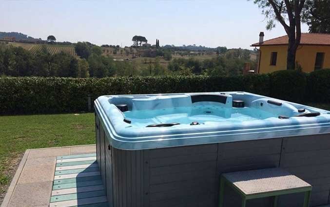 Jacuzzi van Hotel Agriturismo Corte Benedetto in Toscane