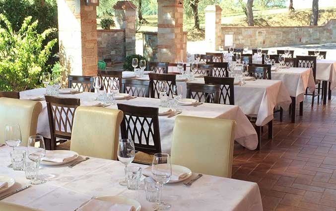 Terras van Hotel Agriturismo Corte Benedetto in Toscane