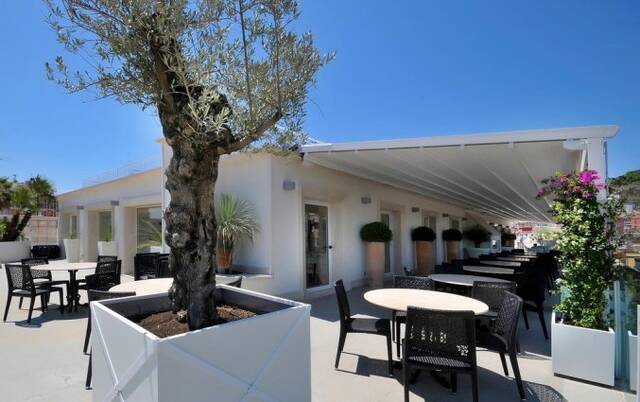 Terras van Hotel Grand Oriente in Napels